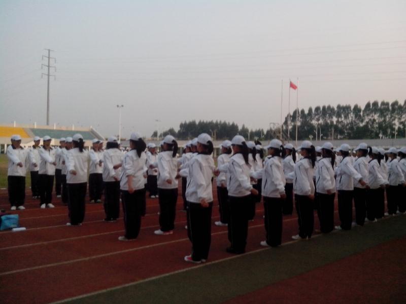 太阳集团tcy87222012级新生军训系列报道之齐步走3.jpg 太阳集团tcy87222012级新生军训系列报道之齐步走3.jpg
