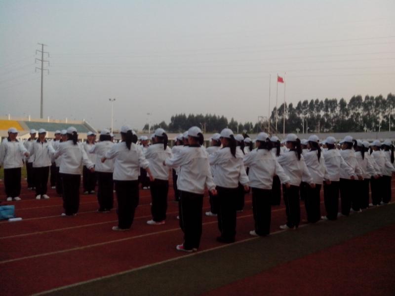 太阳集团tcy87222012级新生军训系列报道之齐步走.jpg 太阳集团tcy87222012级新生军训系列报道之齐步走.jpg