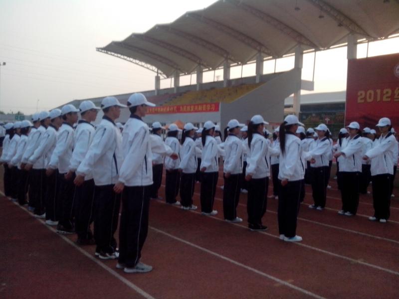 太阳集团tcy87222012级新生军训系列报道之齐步走2.jpg 太阳集团tcy87222012级新生军训系列报道之齐步走2.jpg
